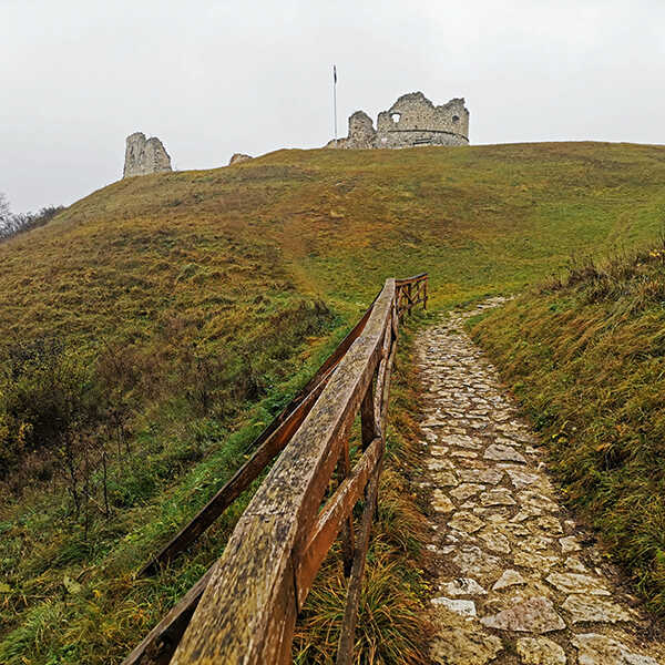 A Döbröntei Szarvaskő Vára és az Ödön-forrás egy könnyed túrán