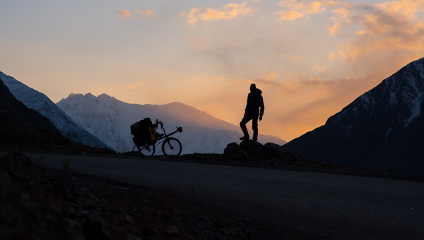 A kerékpáros vándor, akit sem a COVID, sem a börtön nem állíthatta meg útjai során