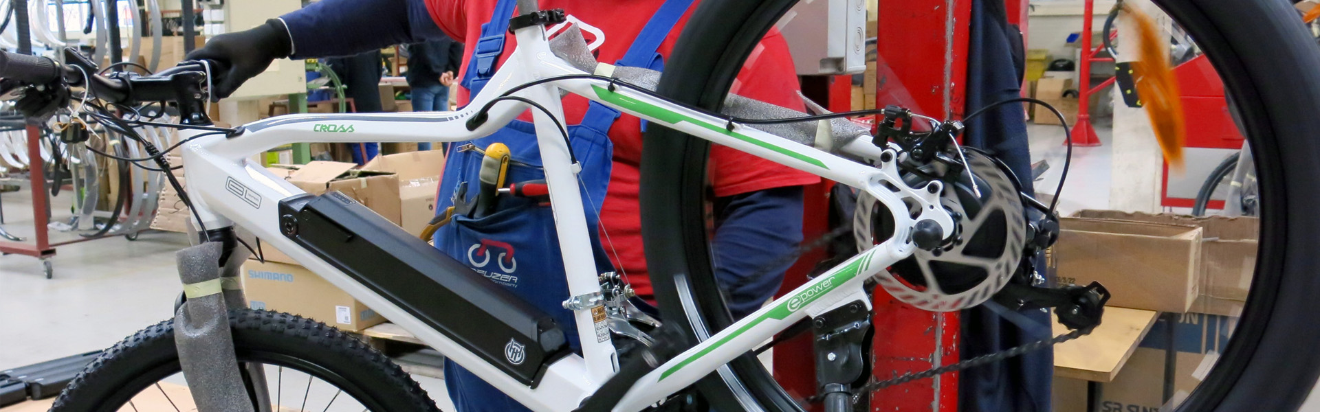 Automata raktárral és kerékgyártó gépekkel bővül a Neuzer Kerékpár Kft.