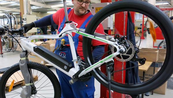 Automata raktárral és kerékgyártó gépekkel bővül a Neuzer Kerékpár Kft.