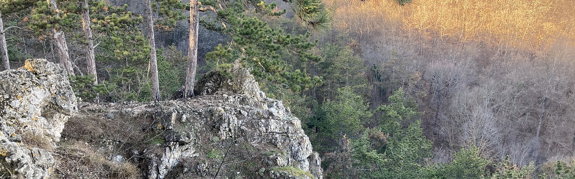 Könnyed túra a Lóczy-barlangtól a Koloska-sziklákhoz