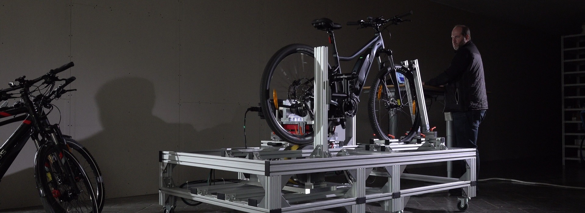 Lehull a lepel az ebike-okról ha erre a mérőpadra felteszik!