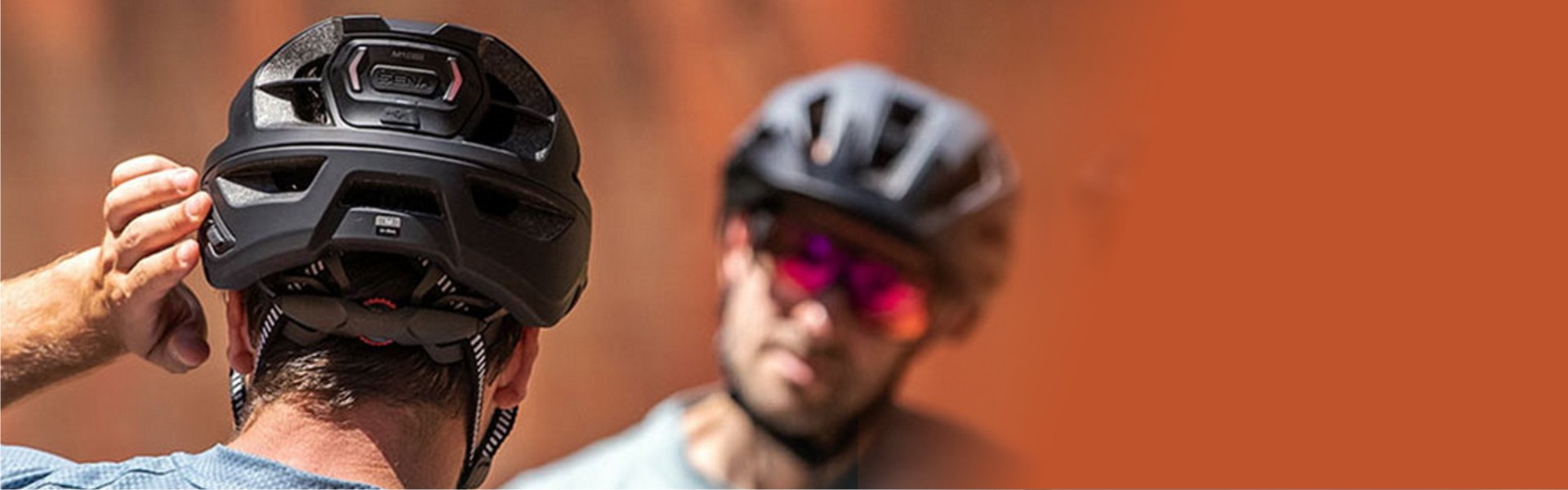 Kerékpáros fejvédő, ami headset és walkie-talkie is egyben