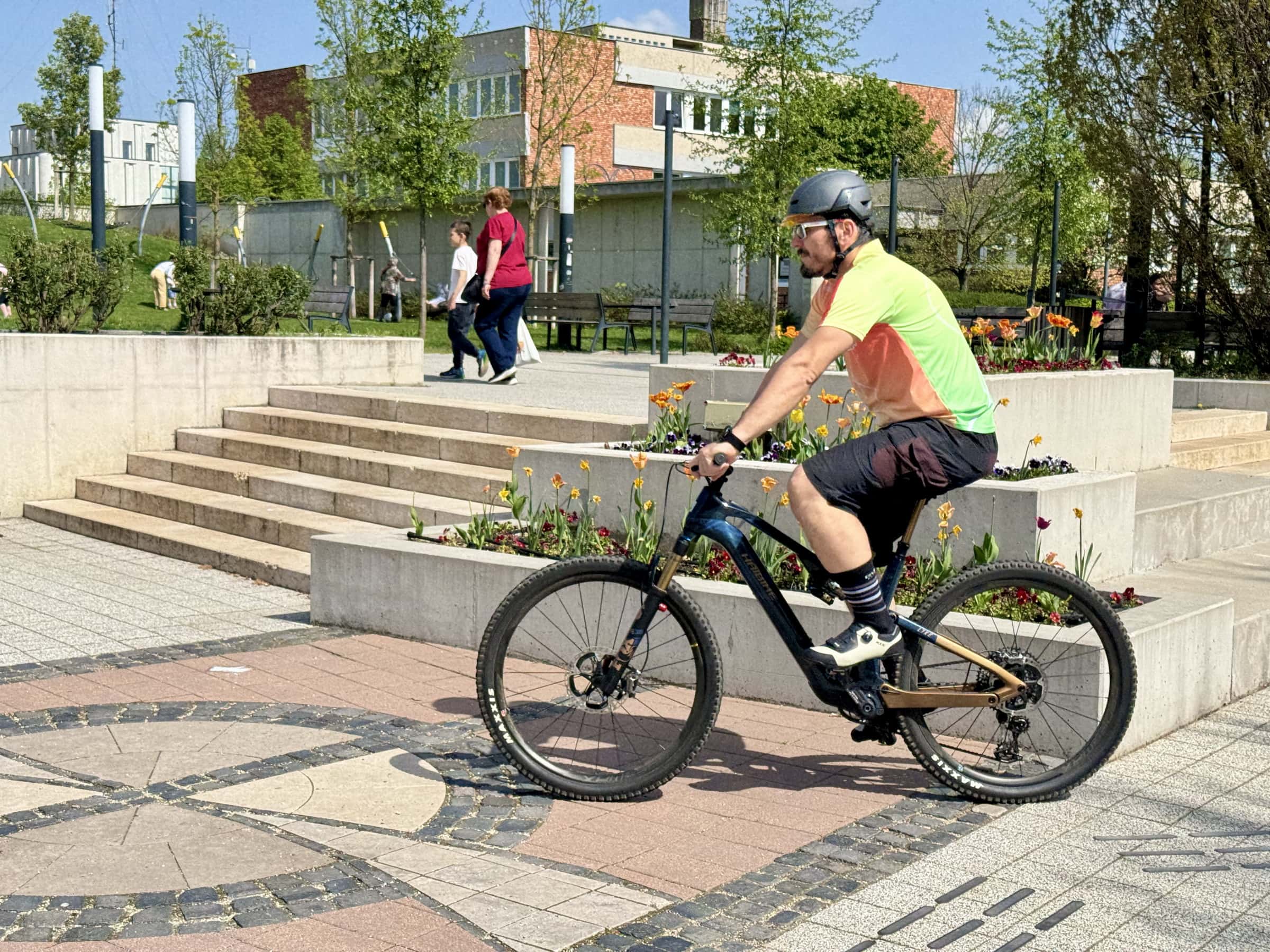 Sena BiKom 20 kommunikátor és az U1 ebike fejvédő-10