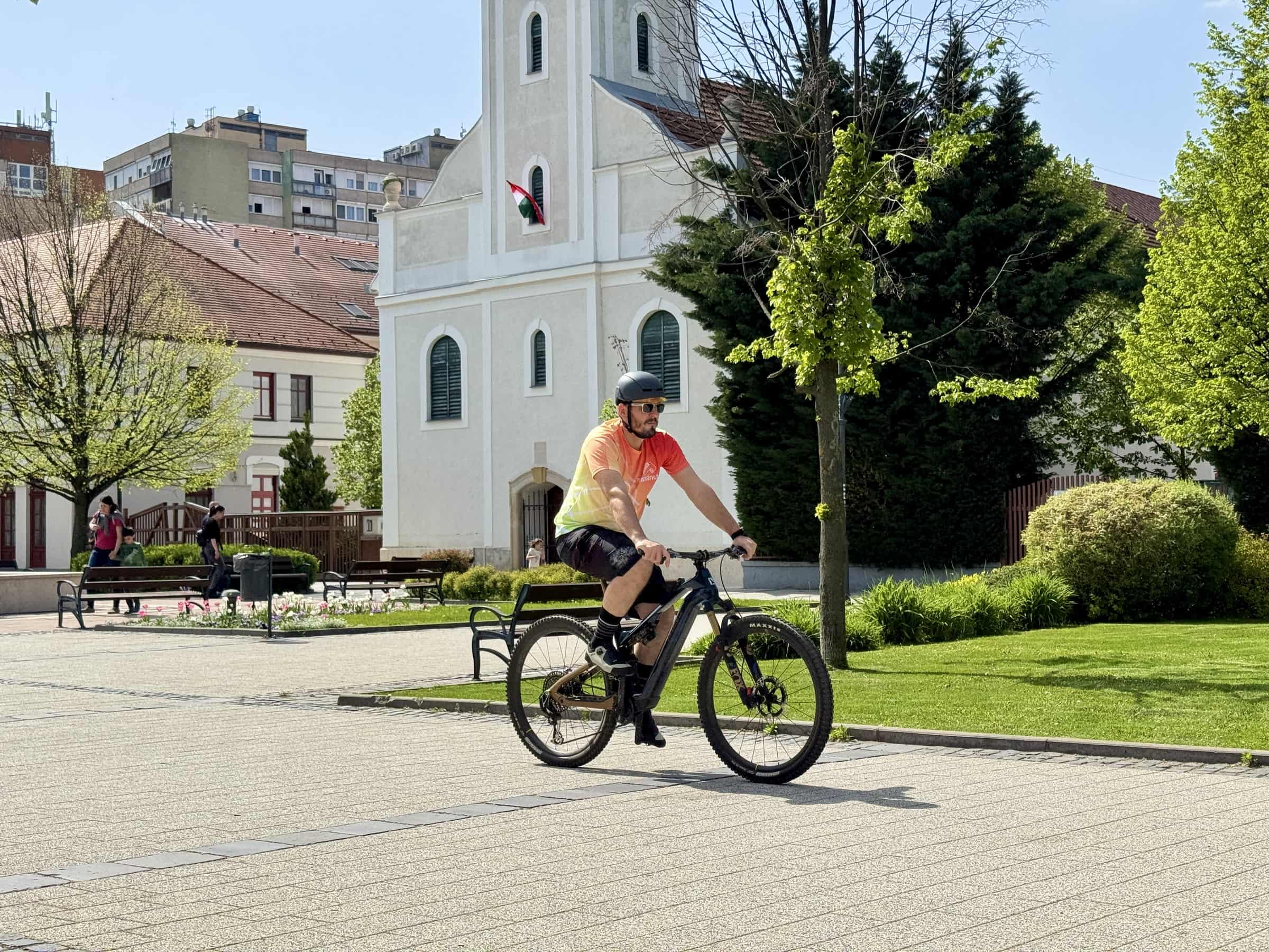 Sena BiKom 20 kommunikátor és az U1 ebike fejvédő-14