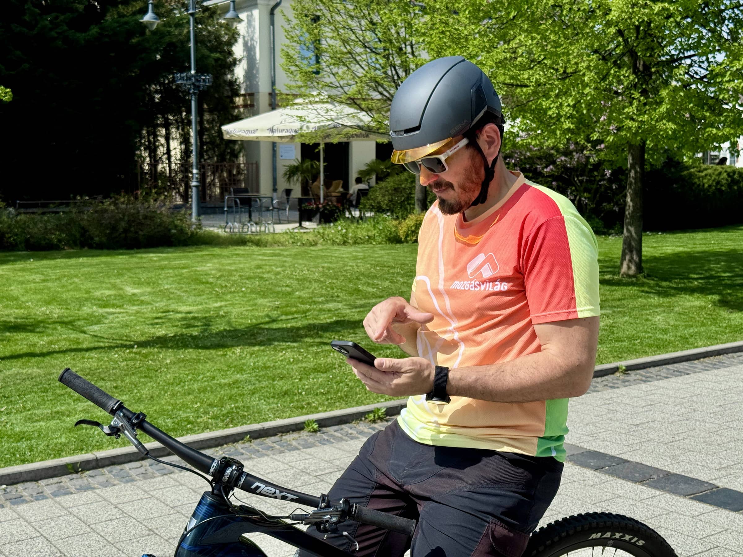 Sena BiKom 20 kommunikátor és az U1 ebike fejvédő-15