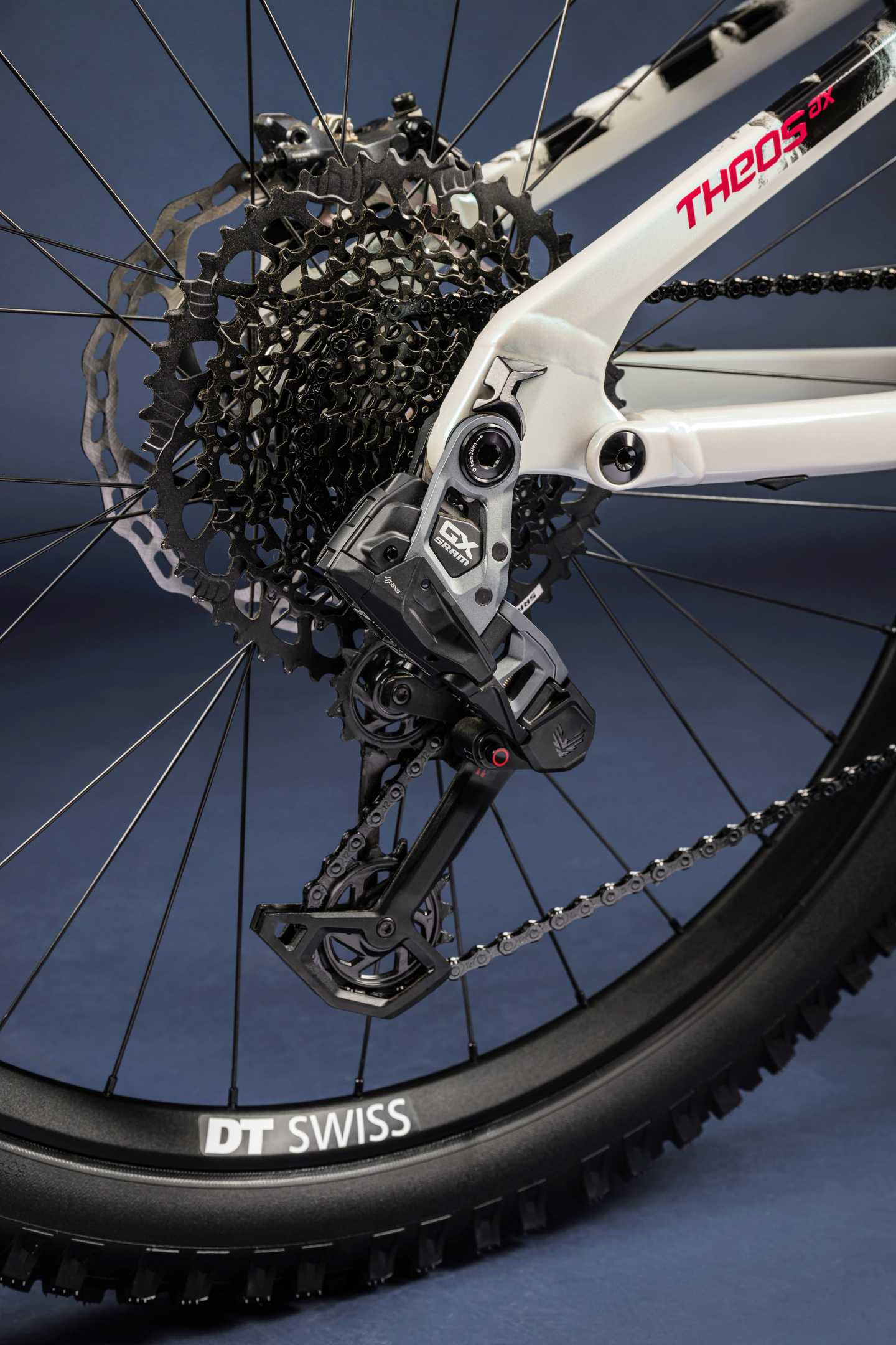 A KELLYS bemutatja a THEOS AX-et: egy új, nagy teljesítményű e-MTB platformot AVINOX hajtásrendszerrel-4