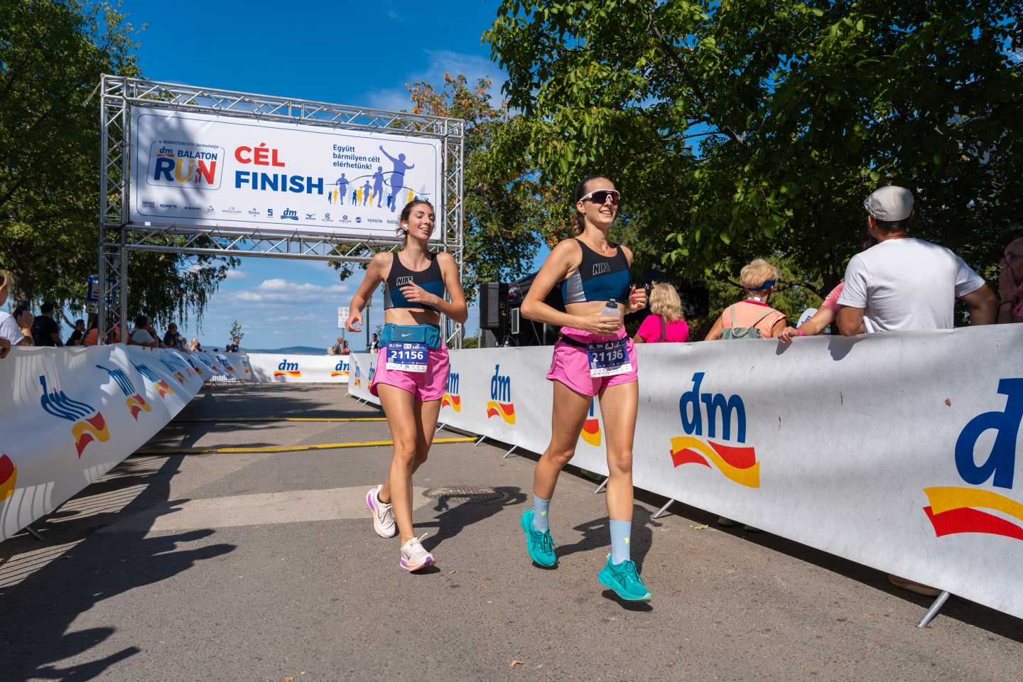Több mint 2000 futóval és teltházzal zárta a szezont a dm Balaton Run Zamárdiban-3